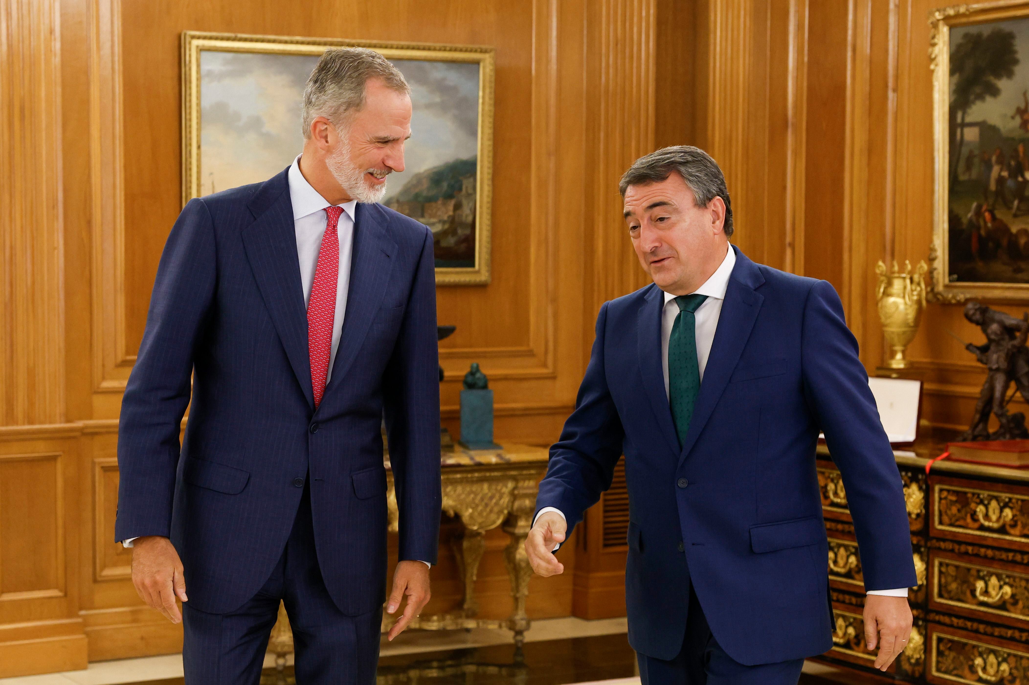 El rey Felipe VI recibe este lunes en el Palacio de la Zarzuela al portavoz del PNV en el Congreso, Aitor Esteban.