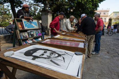 Puestos de venta de libros y carteles en La Habana Vieja.