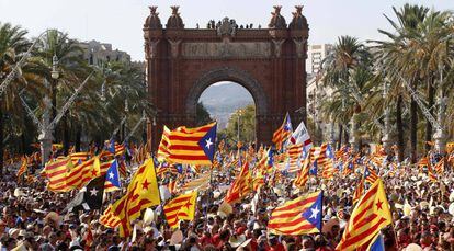 Miles de catalanes durante la celebración de la Diada en 2012.
