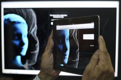 Un usuario se descarga la aplicación para participar en el proyecto 'The human face of big data'.