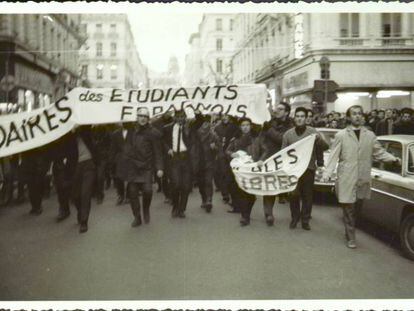 Manifestación en París en 1969 contra el asesinato de Enrique Ruano.