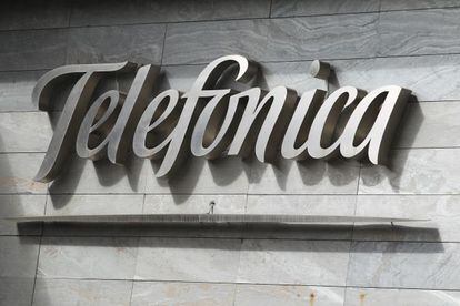 Logotipo de Telefónica en su sede de Las Tablas.