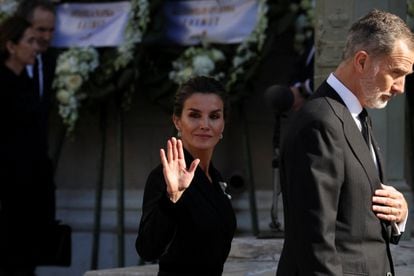 Los reyes de España, Letizia y Felipe, saludan a su llegada a la catedral, este lunes. 