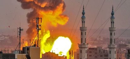 Una bomba estalla en Gaza durante un bombardeo israelí el pasado 20 de julio.