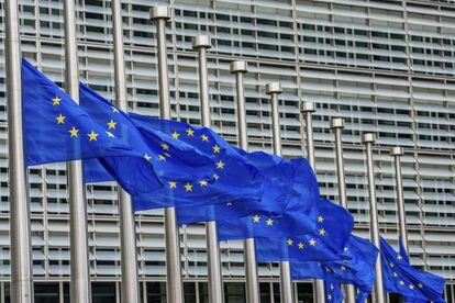Varias banderas de la Uni&oacute;n Europea ondean delante del edificio de la Comisi&oacute;n Europea 
