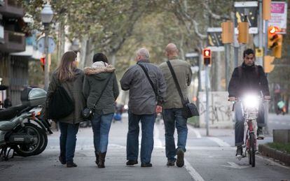 Un penado por delitos sexuales pasea junto a tres voluntarios por Barcelona a mediados de noviembre