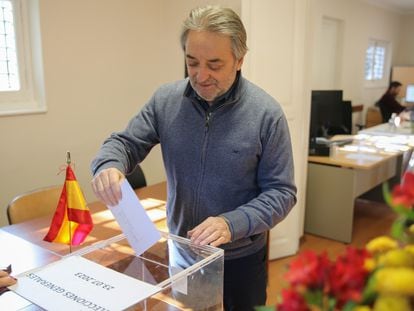 Fernando Cáceres, uruguayo con nacionalidad española, votaba el jueves pasado en las generales, en el consulado español de Montevideo (Uruguay).