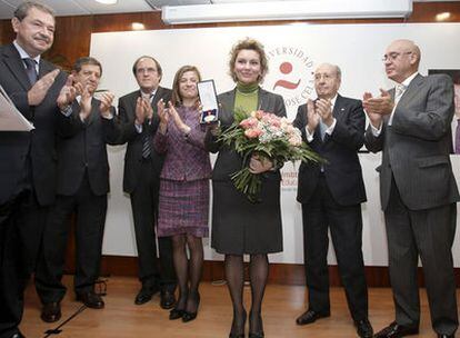 Isabel Cepeda, esposa del profesor Jesús Neira Rodríguez, junto a la ministra de Igualdad, Bibiana Aído, y el presidente del Senado, Javier Rojo, tras recoger la medalla de oro en el centro madrileño.