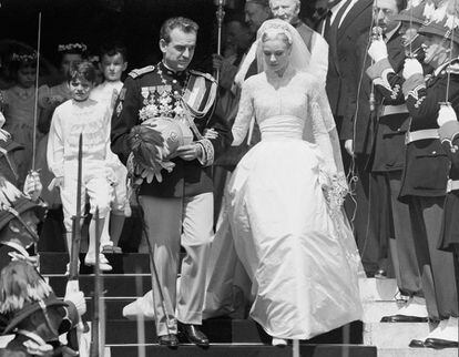 En 1956 Grace Kelly contrajo matrimonio con Rainiero de Mónaco. La actriz eligió un vestido, diseñado por la estadounidense Helen Rose, que se ha convertido en uno de los más recordados de la historia.