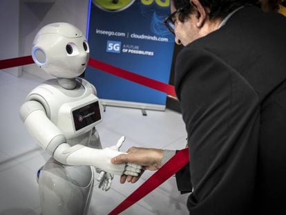 El robot Pepper de CloudMinds saluda a un visitante en el MWC 2019