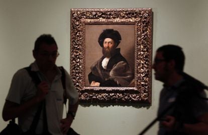 Dos hombres ante la obra 'Retrato de Baldassare Castiglione'. El Museo del Prado acoge la muestra 'El último Rafael' que exhibe 70 piezas en total, entre pinturas y dibujos, un tapiz y un pie de candelabro de mármol.