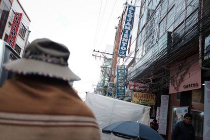 Doña Lidia, madre de una mujer desaparecida, en una de las calles del distrito 12 de El Alto, una zona llena de alojamientos que suelen usarse para la prostitución.