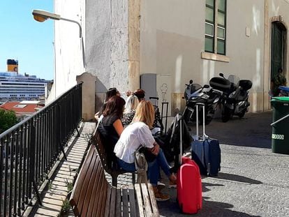 Esperando la hora de entrar en el apartamento de Alfama, con la terminal de cruceros al fondo.