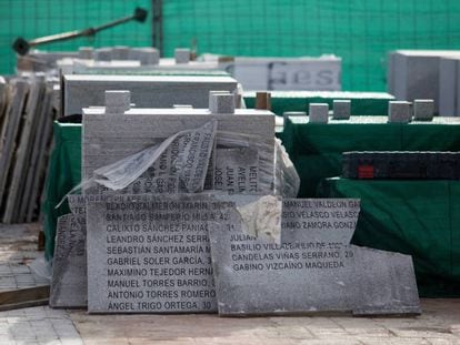 Destrucción del memorial histórico inacabado en el cementerio de La Almudena. En vídeo, grabación de las placas retiradas compartida en Twitter por José Luis Ábalos, ministro de Fomentos en funciones y secretario de Organización del PSOE.