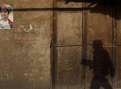 La sombra de un hombre en las calles de Kabul.