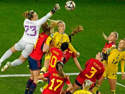 La portera de España Cata Coll despeja de puños durante la semifinal ante Suecia, el pasado martes.

Associated Press/LaPresse
Only Italy and Spain