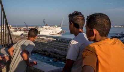 Un grupo de ni&ntilde;os deambula por los alrededores del puerto de Melilla 