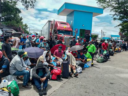 Cientos de migrantes nicaragüenses esperan en Peñas Blancas, en la frontera con Costa Rica.