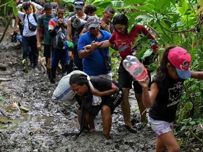 Migrantes venezolanos cruzan el Tapón del Darién, del lado panameño, el 13 de octubre de 2022.