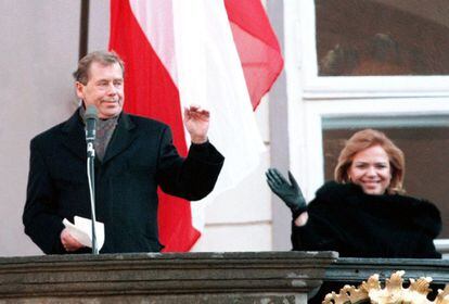2 de febrero de 1998. El presidente Václav Havel y su esposa Dagmar saludan desde el balcón del castillo de Praga a la multitud congregada para felicitarle tras su juramentación como presidente por segunda vez en República Checa.