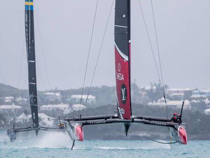 El New Zealand y el Artemis durante una de las regatas de la final de la Copa Louis Vuitton, en Hamilton (islas Bermudas). 