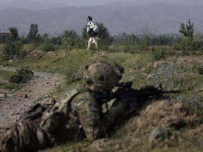 Un anciano pasa junto a un soldado de EE UU desplegado en Afganist&aacute;n.
 
 