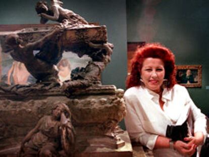 Consuelo Císcar posa junto a una escultura de Benlliure.