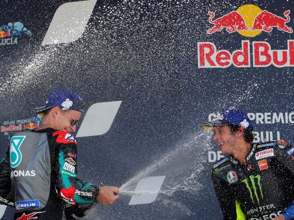 Fabio Quartararo celebra su triunfo en el podio junto a Valentino Rossi.