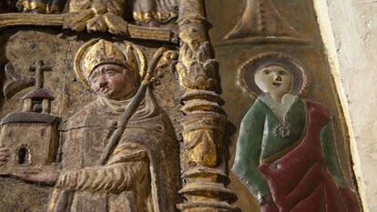 Imagen, a la derecha, de una santa tras su restauración.