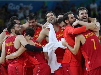 España celebra la victoria sobre Australia.