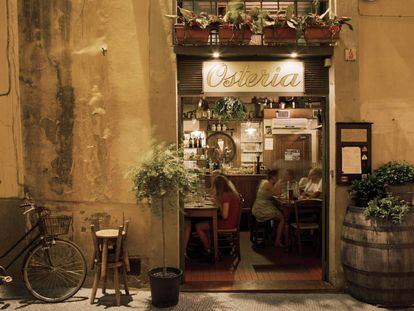 Una 'osteria' en una calle de la ciudad de Florencia (Italia).