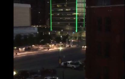 Un testigo ha grabado el tiroteo en el centro de Dallas. El enfrentamiento se ha saldado con cinco policías muertos