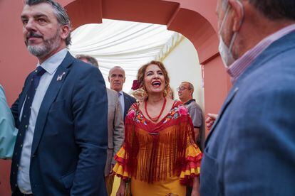 La ministra de Hacienda, María Jesús Montero, junto al alcalde de Sevilla, el socialista Antonio Muñoz, en la caseta del sindicato UGT. 