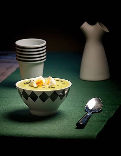 <p><b>Cálculos a la mesa.</b> Este utensilio –especialmente los modelos que incorporan un accesorio para cocinar al vapor– es perfecto para cocinar sopa de verduras, siempre que se vigilen muy bien los tiempos. Si después se va a servir un segundo muy contundente, con medio huevo de guarnición por comensal (o sustituyendo este por una cucharada de yogur griego) será suficiente.</p> <p><em>Ingredientes: Para 4-6 personas: 500 gramos de patata nueva, 500 gramos de guisantes congelados de tamaño pequeño, 1 cebolla blanca, 1 puerro (la parte blanca), 1 litro de caldo de verduras, 4 huevos de buen tamaño a temperatura ambiente, 2 cucharadas de hojas de menta finamente picadas, 3 cucharadas de aceite de oliva virgen extra, 1 aguacate maduro, sal, pimienta.</p></em> <p><em>Preparación:</em> 1. Pelar y picar la cebolla y el puerro. Pocharlos en la misma olla durante 10 minutos. Añadir la patata, subir el fuego y dorar durante un par de minutos. Agregar los guisantes aún congelados y el caldo, cerrar la olla y cocer a potencia máxima. 2. Mientras, poner los huevos en un cazo con agua hirviendo y cocerlos durante cuatro minutos y medio. Enfriar y reservar. 3. Cuando la olla silbe, bajar el fuego y dejar hervir tres minutos. 4. Apagar, dejar salir el vapor, añadir el aguacate y triturar hasta conseguir una crema de textura fina. Rectificar de sal y pimienta y añadir la menta, revolviendo bien. 5. Servir caliente, con un huevo mollet en el centro de cada bol.</p>