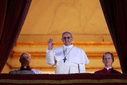 El nuevo papa Jorge Mario Bergoglio, jesuita, de 76 años, que se llamará Francisco, saluda a los fieles reunidos en la plaza de San Pedro.