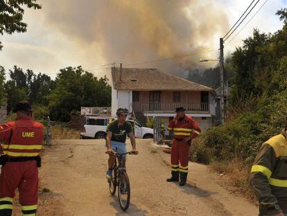 Evacuaci&oacute;n de modo preventivo a los vecinos de las parroquias de Veiga de Cascall&aacute;,en Rubi&aacute;. / NACHO G&Oacute;MEZ