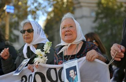 En 1986, un grupo de Madres decidió escindirse por diferencias con Hebe de Bonafini y crearon Madres de Plaza de Mayo - Línea Fundadora. Ambas asociaciones celebran cada semana la ronda de los jueves, pero marchan por separado y celebran su acto en cada uno de los lados de la plaza. Las integrantes de Línea fundadora llevan encima la fotografía de sus hijos desaparecidos, mantienen su nombre en el pañuelo y respaldan la inhumación de restos y la reparación histórica monetaria concedida por el Gobierno.