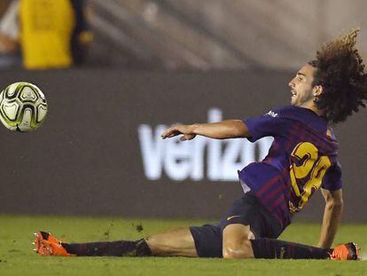 Cucurella se lanza a por la pelota ante en Tottenham.