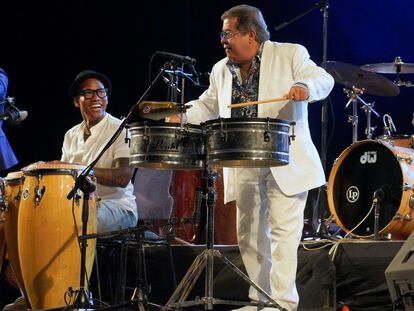Los percusionistas Pedrito Martínez, a la izquierda, y Giosvanni Hidalgo, durante una actuación en el Festival Jazz Plaza, la semana pasada.