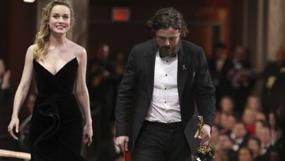 Brie Larson y Casey Affleck, en la gala de los premios Oscar.