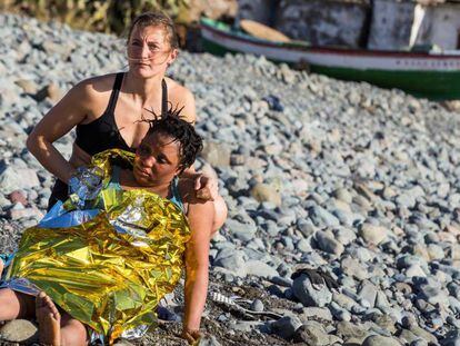 Una inmigrante es atendida por una bañista tras llegar en patera a la playa del Águila (Gran Canaria). En vídeo, varios de los inmigrantes son atendidos por Cruz Roja.