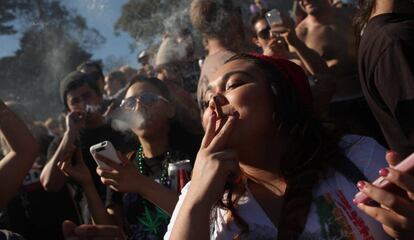 Defensores de la marihuana en una reunión en San Francisco, California, en 2012.