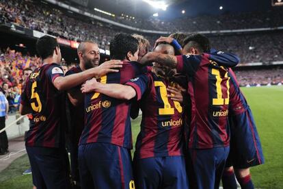 Los jugadores del Bar&ccedil;a celebran el primer gol.