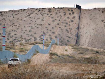 Muro metálico en la frontera