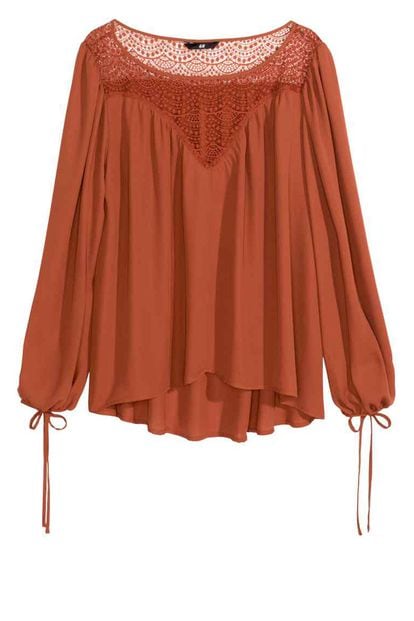 H&M se inspira en el corte, encaje y color pero traslada la idea a una blusa (24,99 euros).