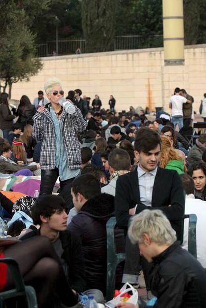 Varios jóvenes guardan cola ante el Palau Sant Jordi para ver la actuación de Lady Gaga