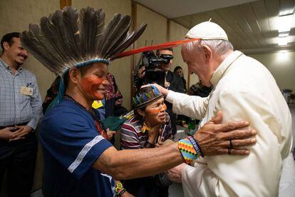 El papa Francisco recibe a personas de la Amazonia durante el sínodo, el pasado día 17.