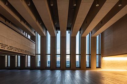 El vestíbulo es un privilegiado mirador a la Casa de Campo. El edificio ha recibido, entre otros, el Premio FAD de Arquitectura 2017.