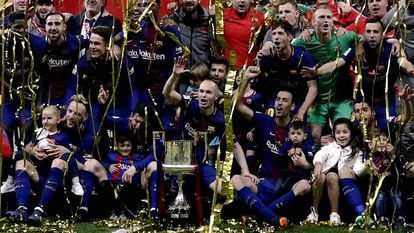Iniesta y sus compañeros, con la última Copa del Rey.