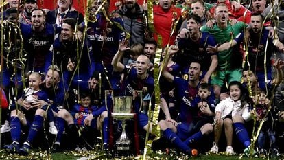 Iniesta y sus compañeros, con la última Copa del Rey. 